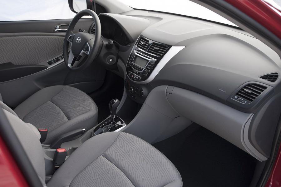  Hyundai Accent 2012 года  (фото 16 из 30)